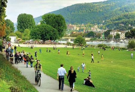 Die Heidelberger Neckarwiese ist der ideale Ort um die Seele baumeln zulassen. Im Hintergrund ist die wohl berühmteste Schlossruine der Welt zu sehen