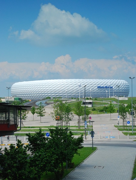 Die Allianz-Arena im Norden Münchens ist ein weithin sichtbarer Anziehungspunkt