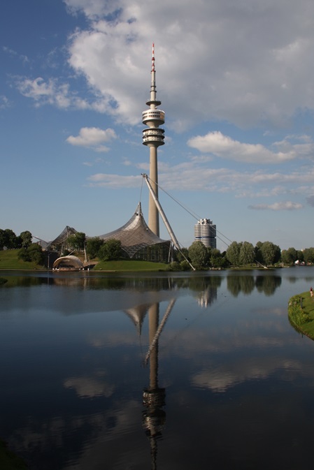 Vom Münchener Olympiaturm im Olypmiapark können Besucher weit ins Münchener Umland blicken - bei gutem Wetter sogar bis zu den Alpen
